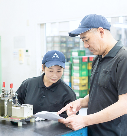女性スタッフに指示をする男性スタッフ